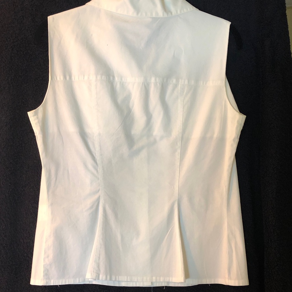 Classic White Sleeveless Button-Down Shirt - Picture 5 of 6